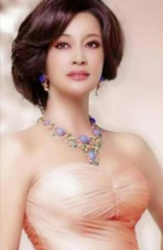 1982年，刘晓庆到南京演出，遇见了正在拍戏的迟志强，晚上几杯酒下肚后，刘晓庆托