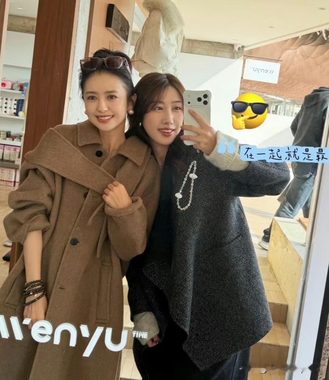 42岁的佟丽娅这状态也太绝了吧！穿大衣扎丸子头跟姐妹逛街，整个人白到发光，皮肤紧