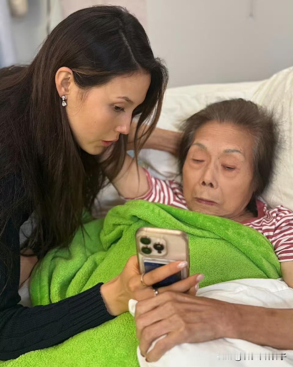 谷爱凌，悲喜交加！谷爱凌刚刚在自由滑雪比赛中勇夺金牌，卫冕冠军，原本应该举杯畅