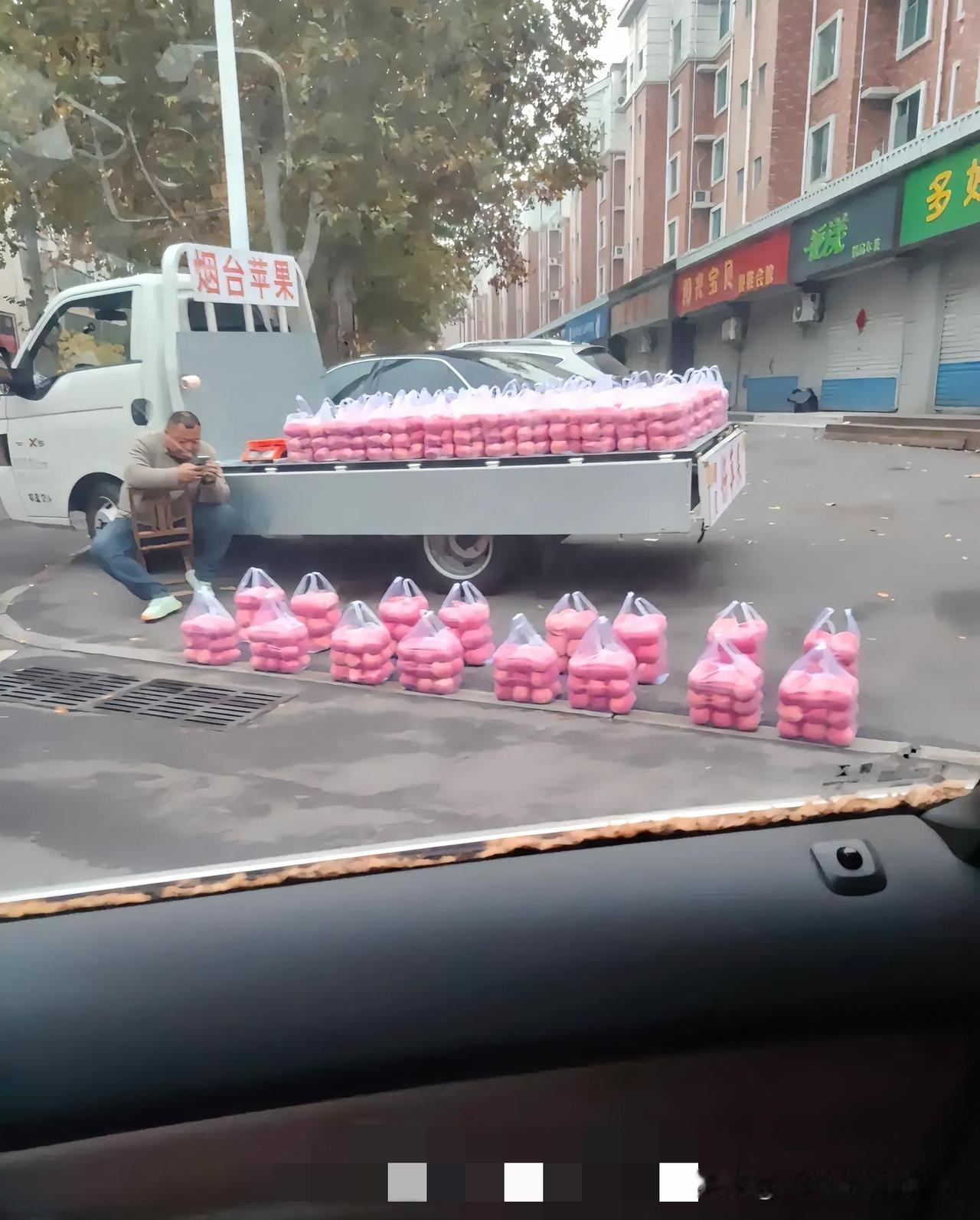 我问当过兵的爸爸，淄博卖苹果的老板为啥把苹果摆得跟军训似的，不就卖个苹果吗？