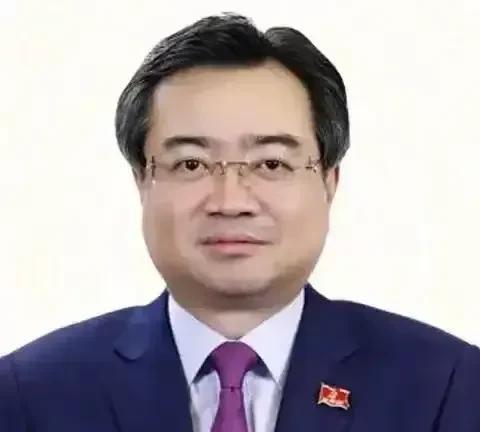 越南前总理阮晋勇之子阮清谊出任胡志明市三把手，打破了外界盛传担任市长的谣言。毫无