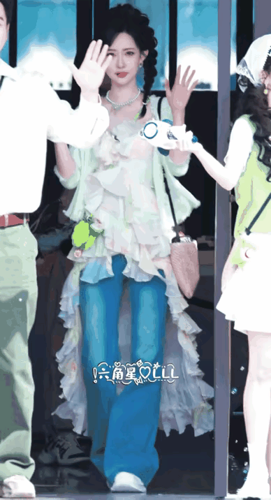 不耐烦、无语全都写在了孟子义脸上，再不转头，恐怕表情就要彻底崩了。通过这个片