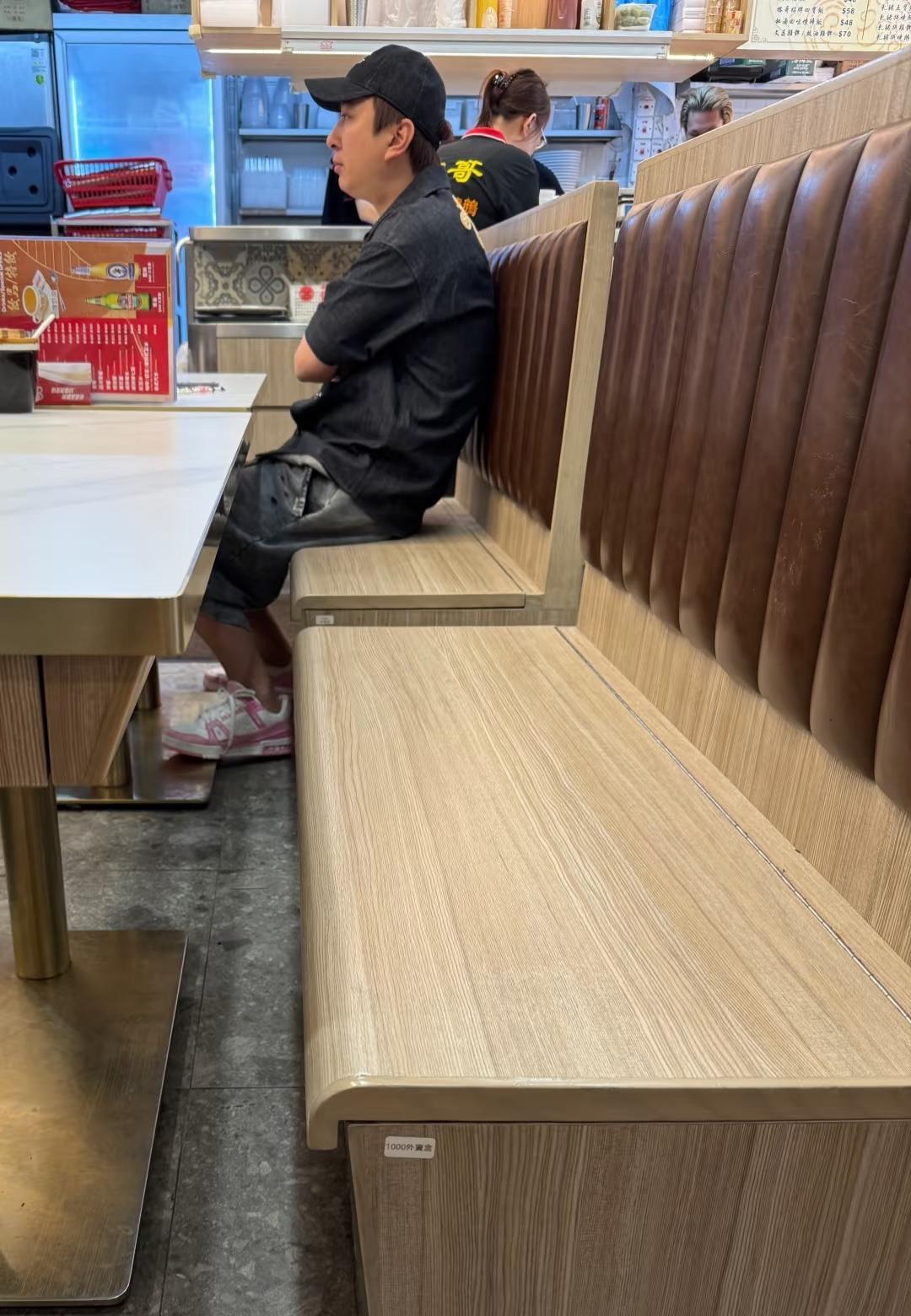 虽然知道王思聪的衣服鞋子都不便宜，但气质特別像装修工人[微笑]