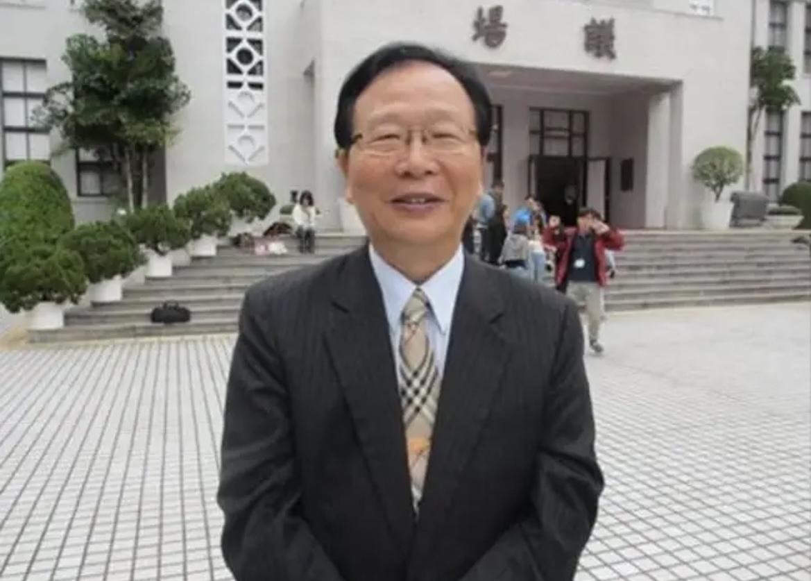 郑丽文点名林德福接总召?这操作哪是选“党鞭”,分明是给自己找“管家”。要知道总召