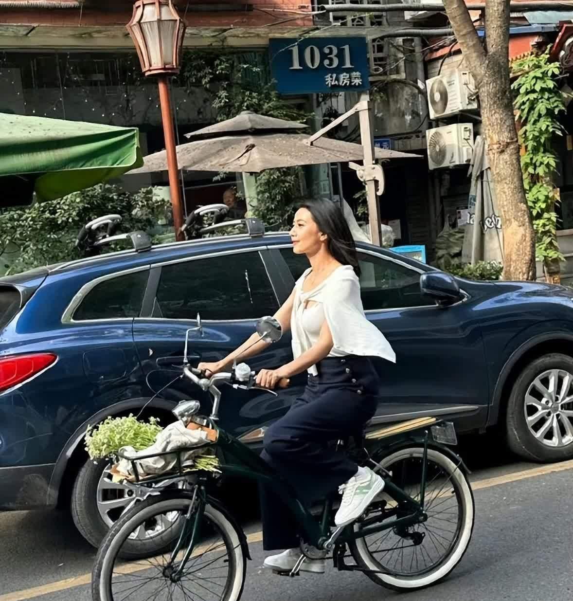 45岁高圆圆成都街头骑车像少女，白背心阔腿裤减龄太绝