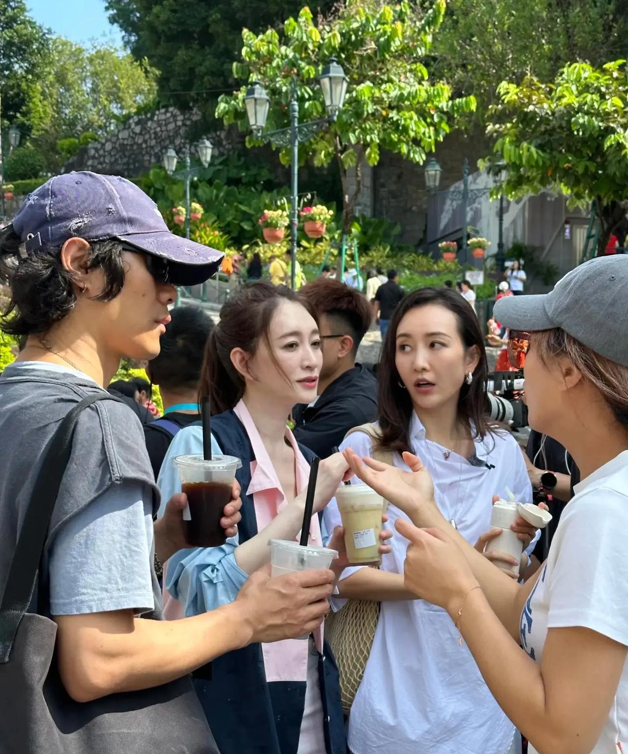 李小冉比王鸥大七岁，怎么生图看着更嫩啊，难道不生孩子真的老得慢？#李小冉##王