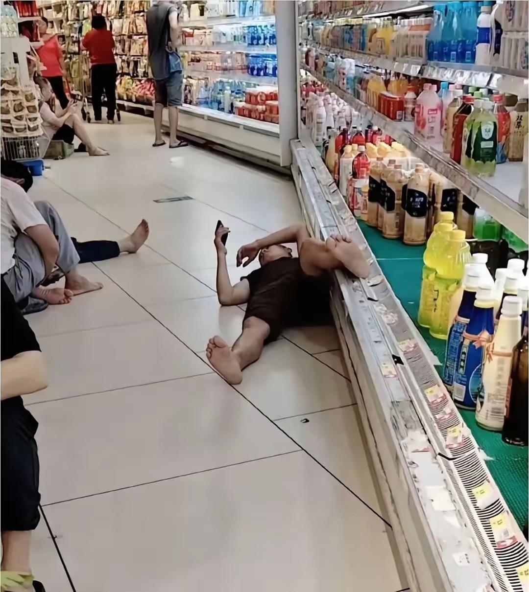 蹭空调蹭出新高度，自家超市也不能这样啊，旁边还有客人买东西了，一点不考虑别人的感