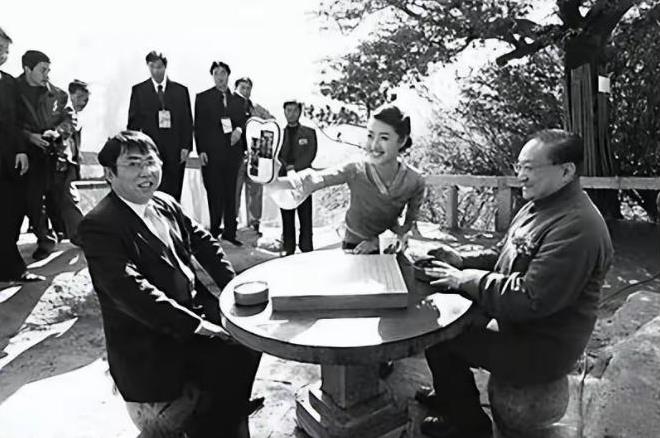 1983年，金庸设家宴款待聂卫平。保姆上了15只大闸蟹，聂卫平狼吞虎咽吃了13只