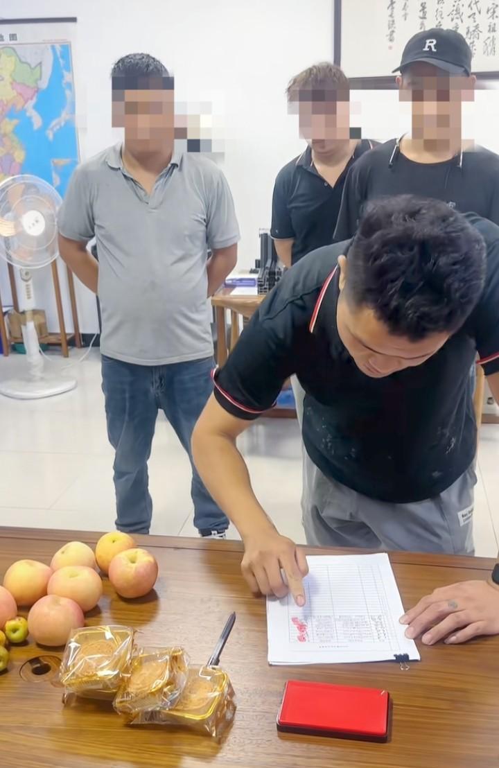 中秋节发两个月饼还要员工签名按手印，广东佛山这家公司全网出名了。网友：还是不够严