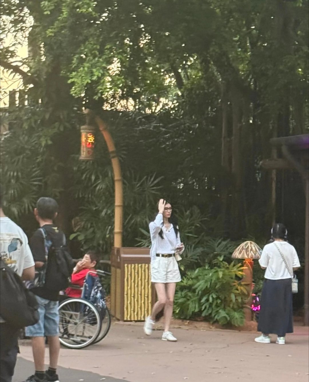 奚梦瑶带儿女在港迪游玩被偶遇，果然，这种顶级有钱人出门游玩保镖也都是跟着的。​