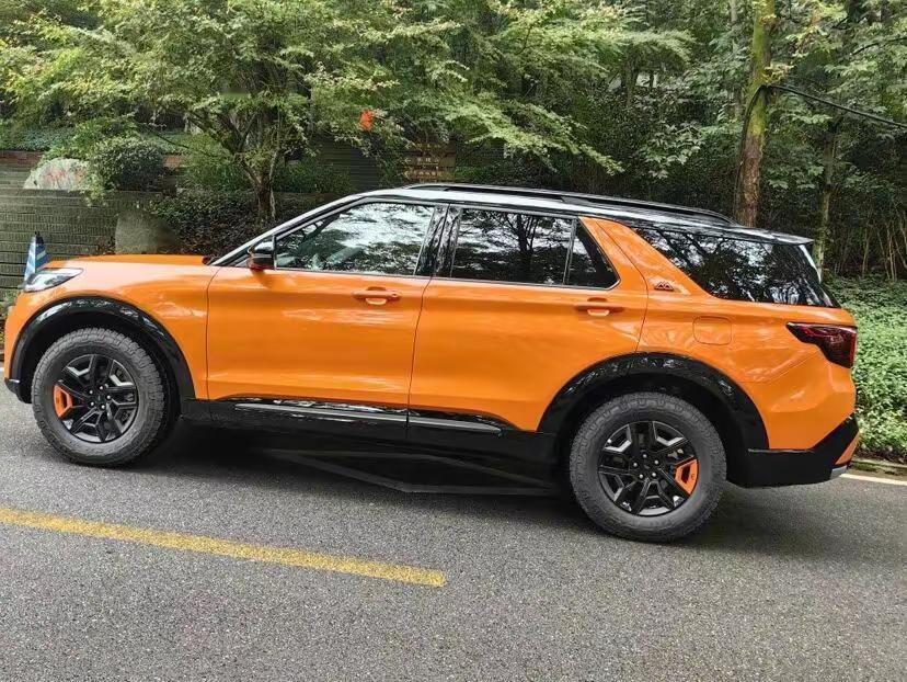 2027款新福特探险者大型长途穿越旗舰SUV晒出爱车自拍选家用SUV，安全和好开是核心诉求。不少同级