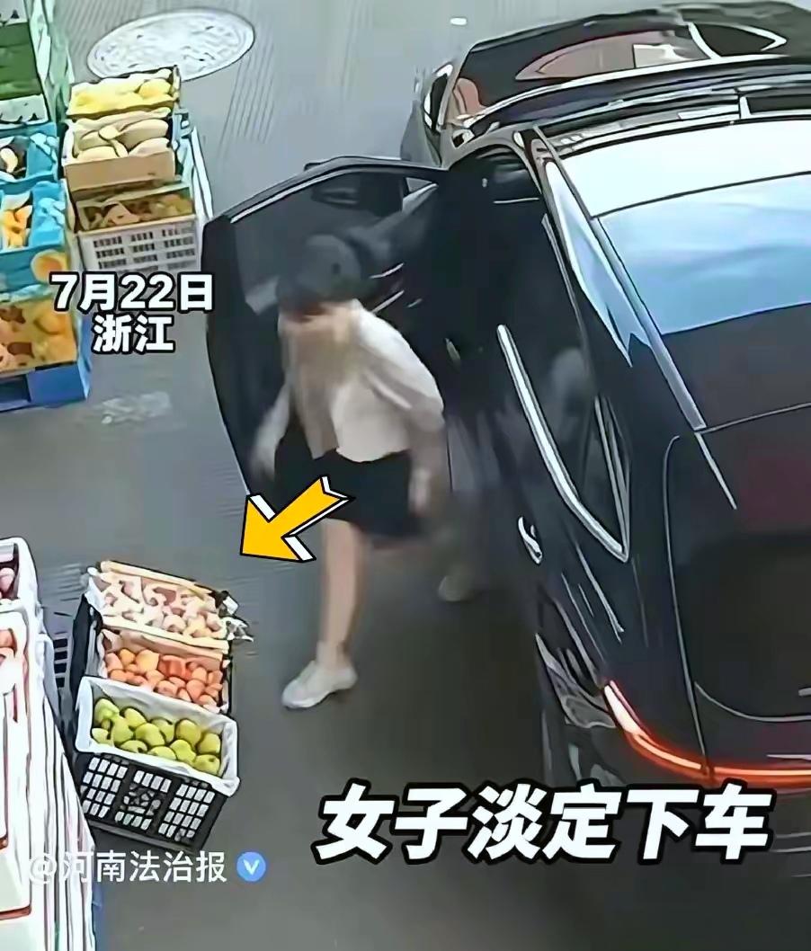 大快人心！浙江白拿苹果嚣张女子被揪出，别再拿金额小当无赖借口全网热议的浙江