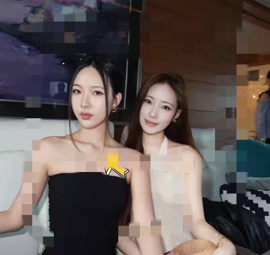 近日有网友在香港街头偶遇小S大女儿许曦文Elly，镜头捕捉到一处戳中无数网友泪点