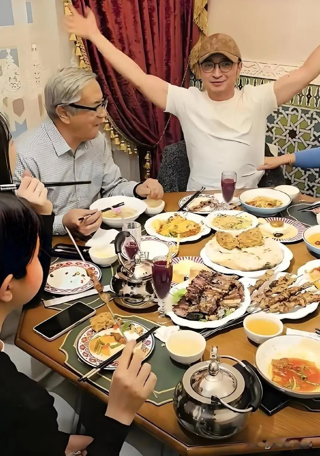 尼格买提家宴8个菜没一个青菜美食不仅是味蕾的满足，更是家乡味道的深情传递！这满满