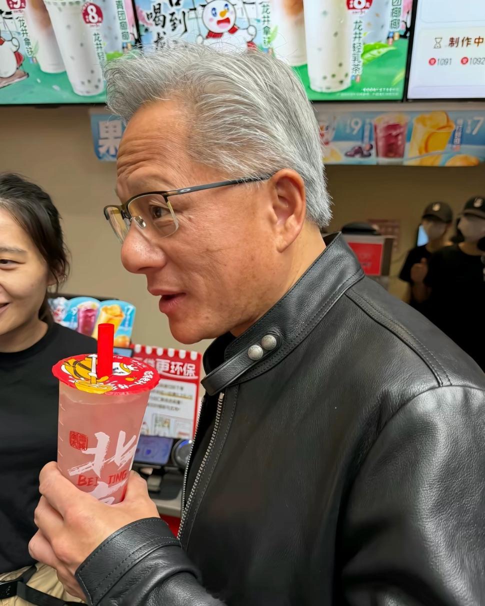 每天少喝一杯奶茶，少抽一包焑…这些确实能省下点，但应该没人天天干这些吧。那桌上