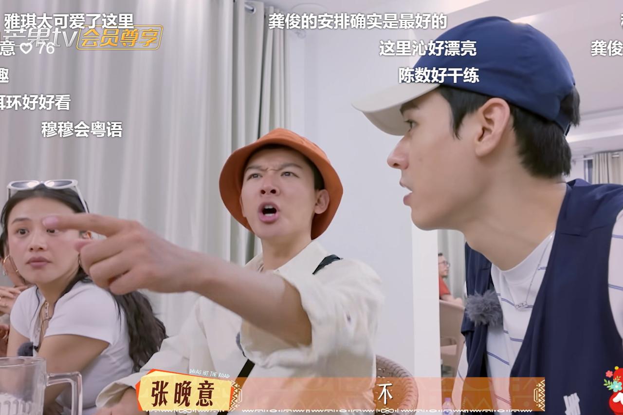 穆穆在饭桌上的一个举动，给导游上大分。和导游一起同桌吃饭，几乎是《花儿与少年》