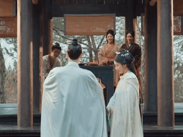 《折腰》乔慈第一次来就认错了姐夫他还未进城门时就传话让蛮蛮去接他，因为他是私自出