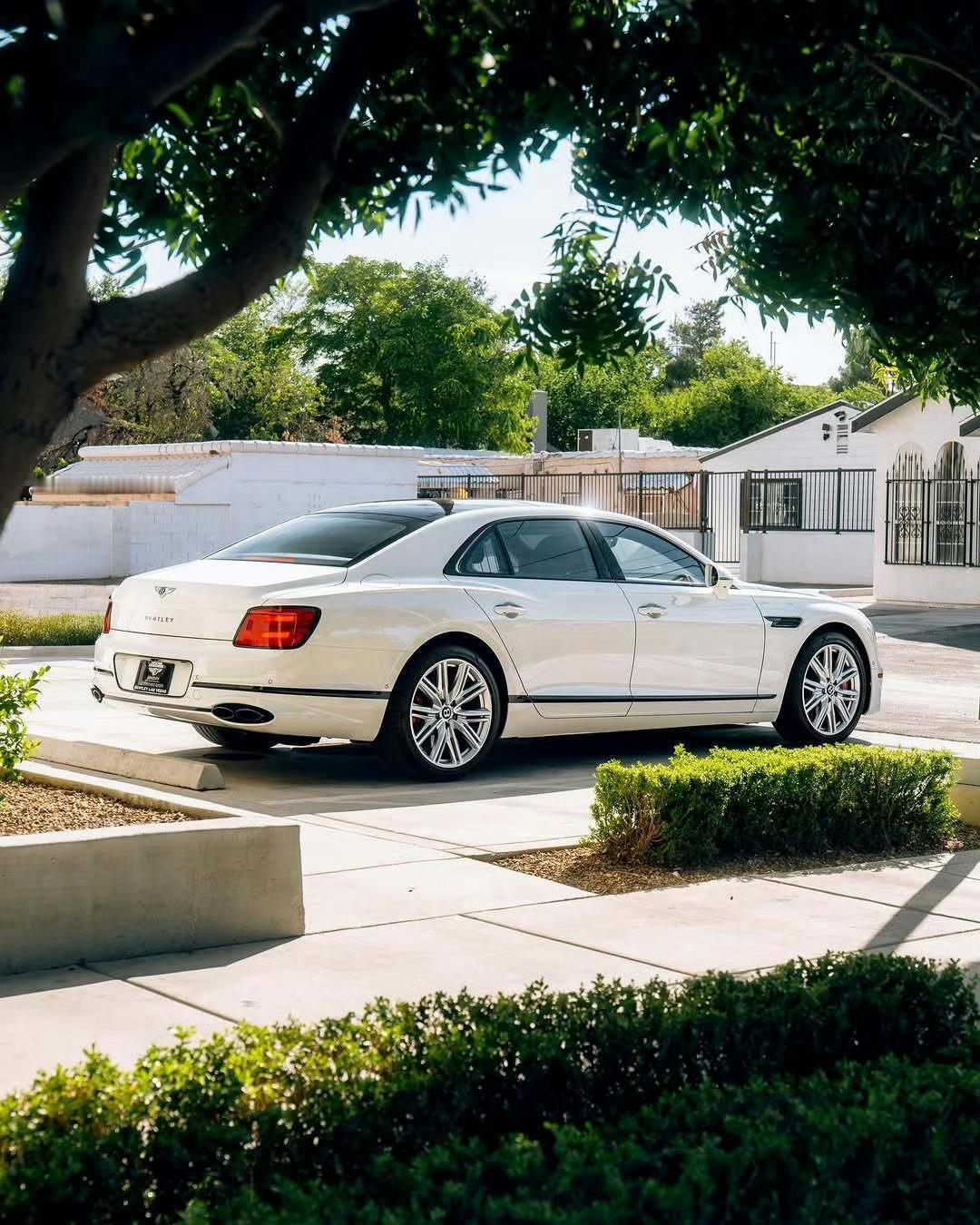 宾利FlyingSpur