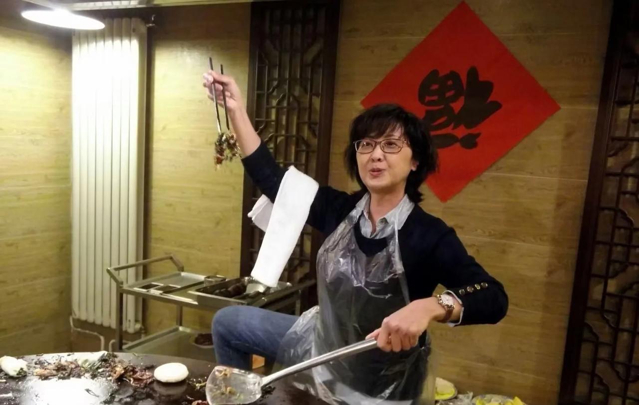 72岁朱琳私下聚会，吃贵州“烙锅”，朱琳亲自上阵在高温铁锅上直接烙制各种荤素食材