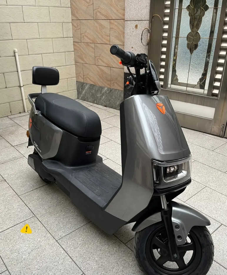 家人们，谁懂啊！去年花4000元买的雅迪电动车，续航超猛，能跑80-100公