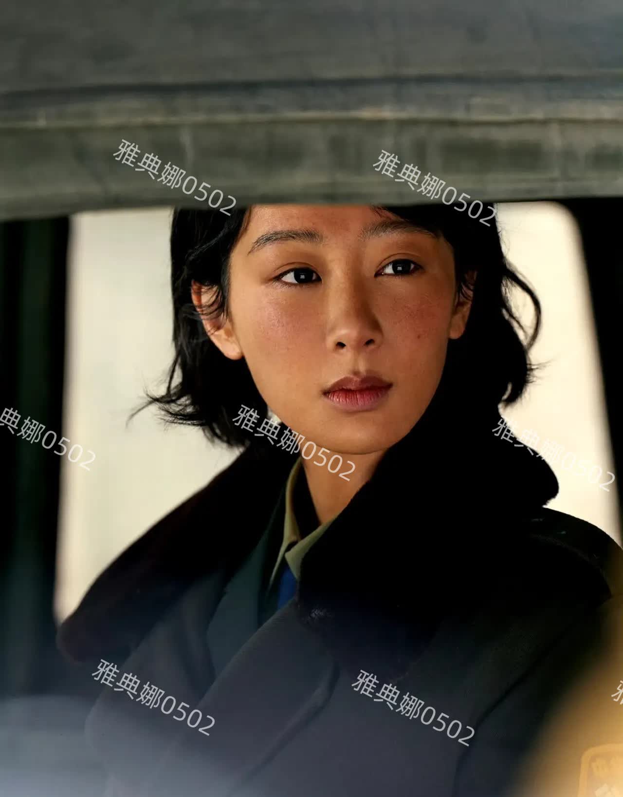 杨紫顶着一张整容脸演高原女警，完全没有说服力。杨紫新剧真是拼了，在高原拍戏的