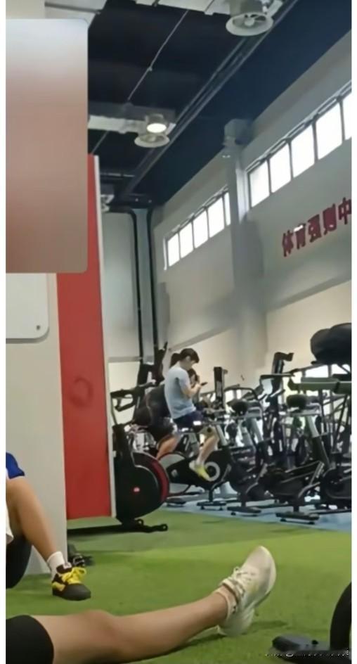 新鲜的莎莎，和队友一起在训练场，莎莎依旧是最白的那个。真的是白得发光，又可爱的团