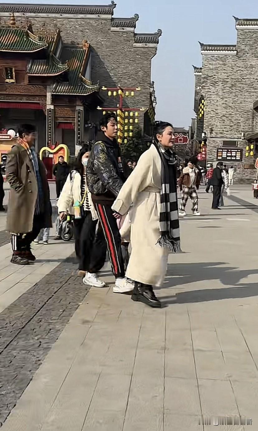 郭晓东程莉莎一家三口回湖北，有网友在园博园遇到他们，程莉莎拉着儿子的手像个小女孩