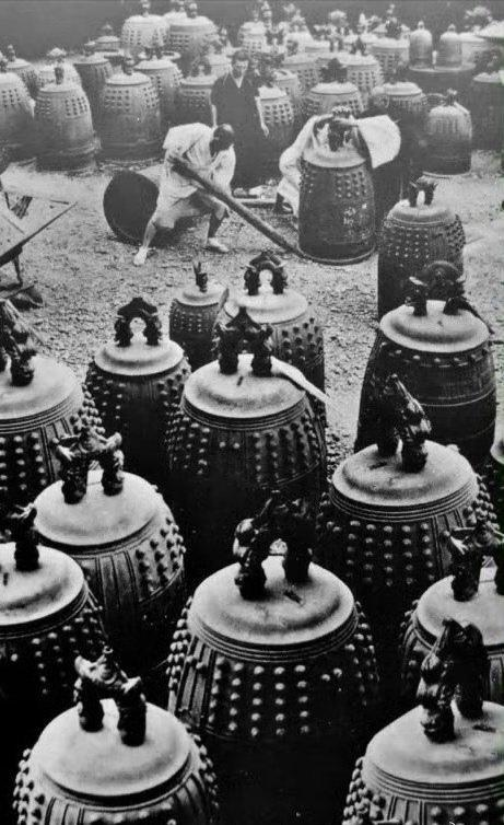 当年小本子群情激愤准备玉碎，小本子的僧人把庙里的钟与香炉都捐赠出来熔炼铸弹。日本