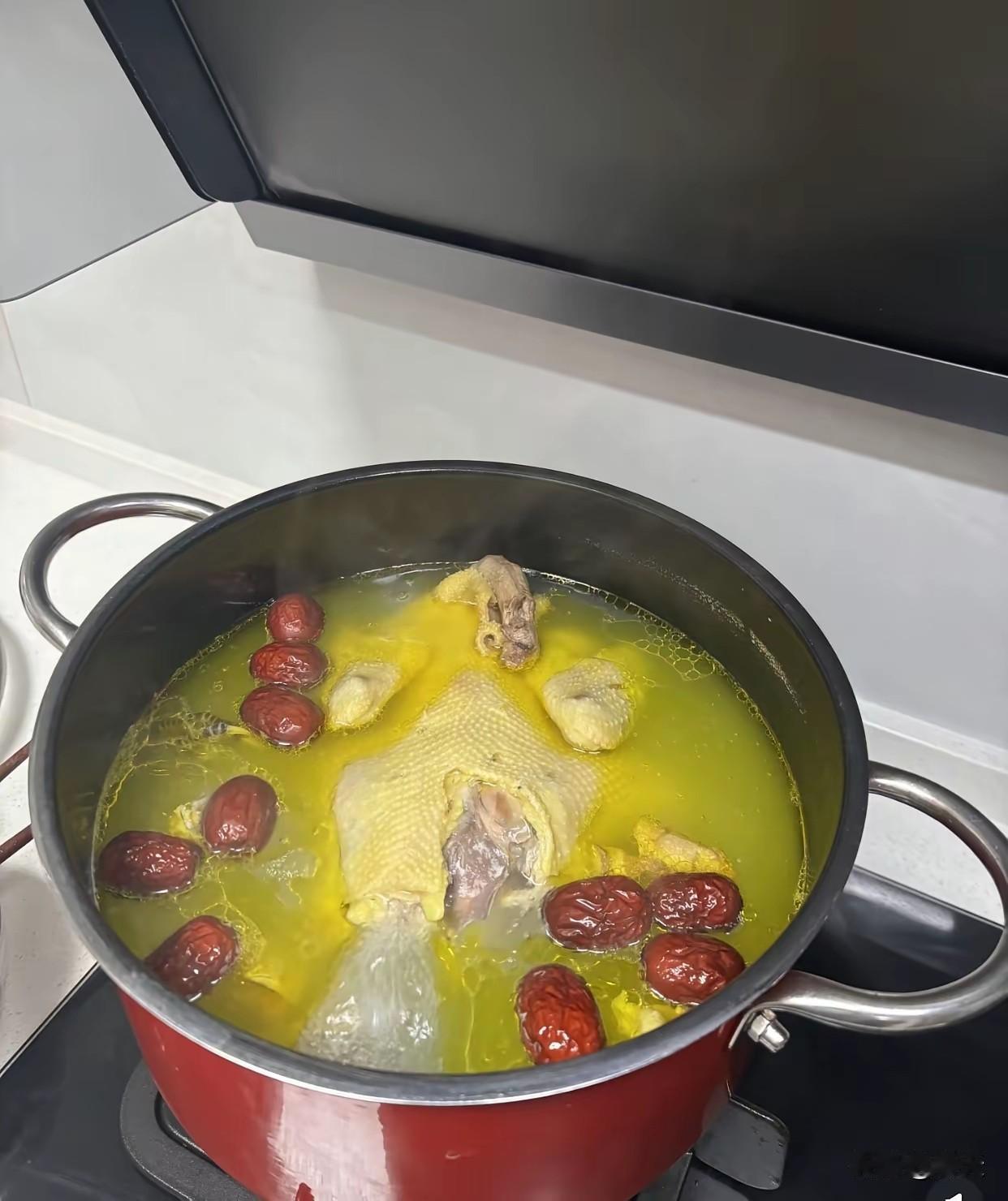 七月星图里的扎心事实七月的星子缀满夜空，亮得晃眼，却照不透人间的冷暖。旁人