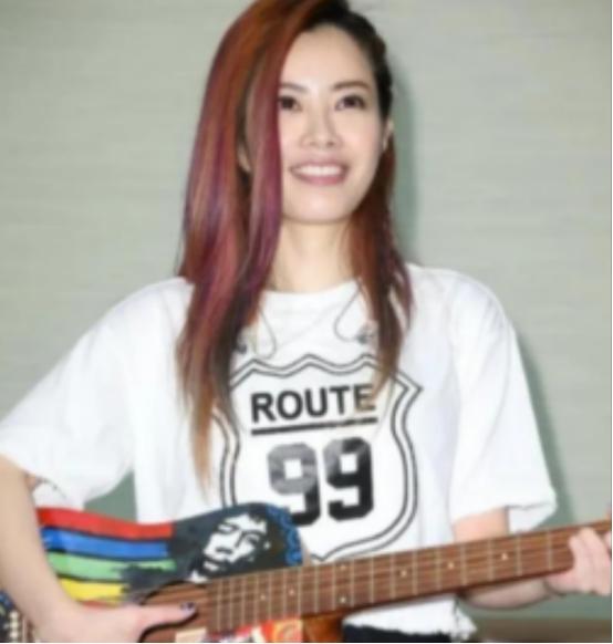 “陪我睡一晚，保你荣华富贵”，2009年，徐怀钰被经纪人带进酒吧，一个大腹便便的