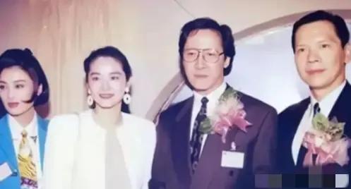 1994年，向华强、向华胜两兄弟与张敏正在餐厅用餐时，突然蹿出四名手持开山刀的壮