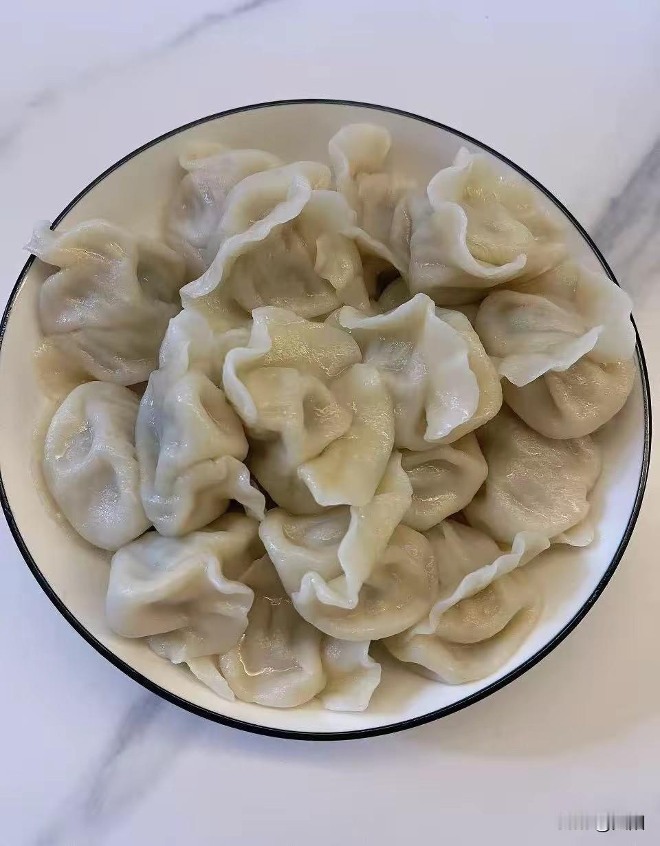 一锅没盐的饺子，看出一家四口的高情商小张下班刚推开门，一股面香就飘了过来，