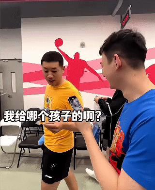 笑死了，许昕的反应太真实了！比赛结束后，周雨主动与许昕击掌，并递给他一颗