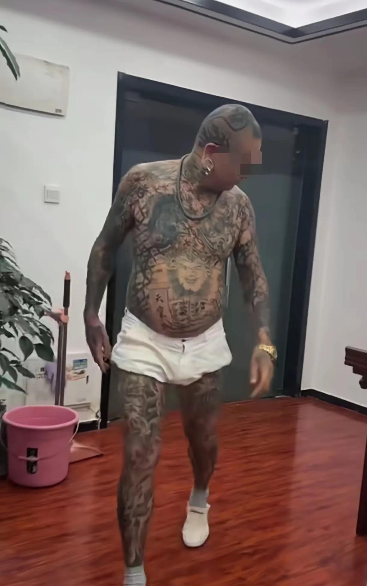 这大哥是给自己纹了一身衣服啊！[捂脸哭]纹身纹太多真不好看，我发小以前就把胳膊、