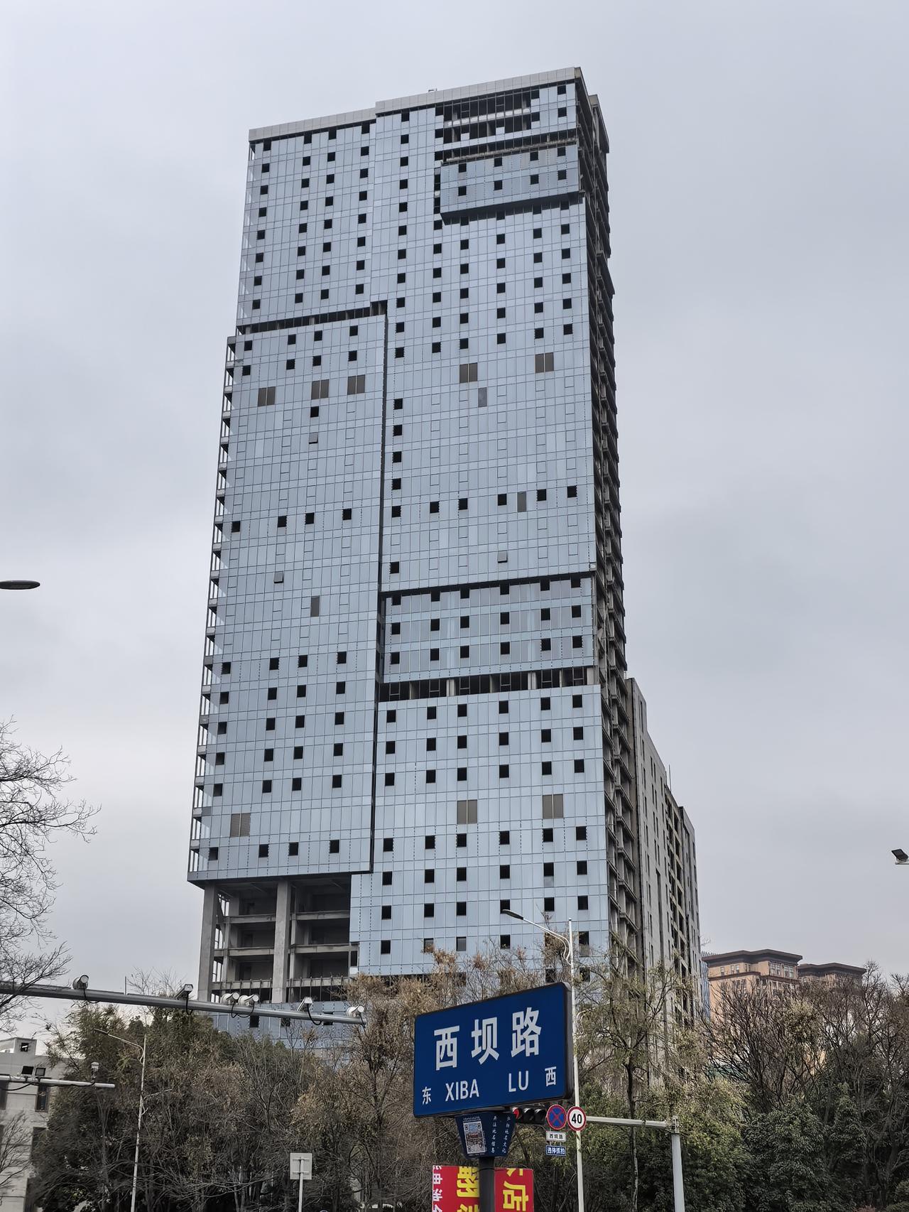 位于西坝路与环城西路交叉口的这座云南海航广场，昆明假日酒店第一次从远处看到还以为