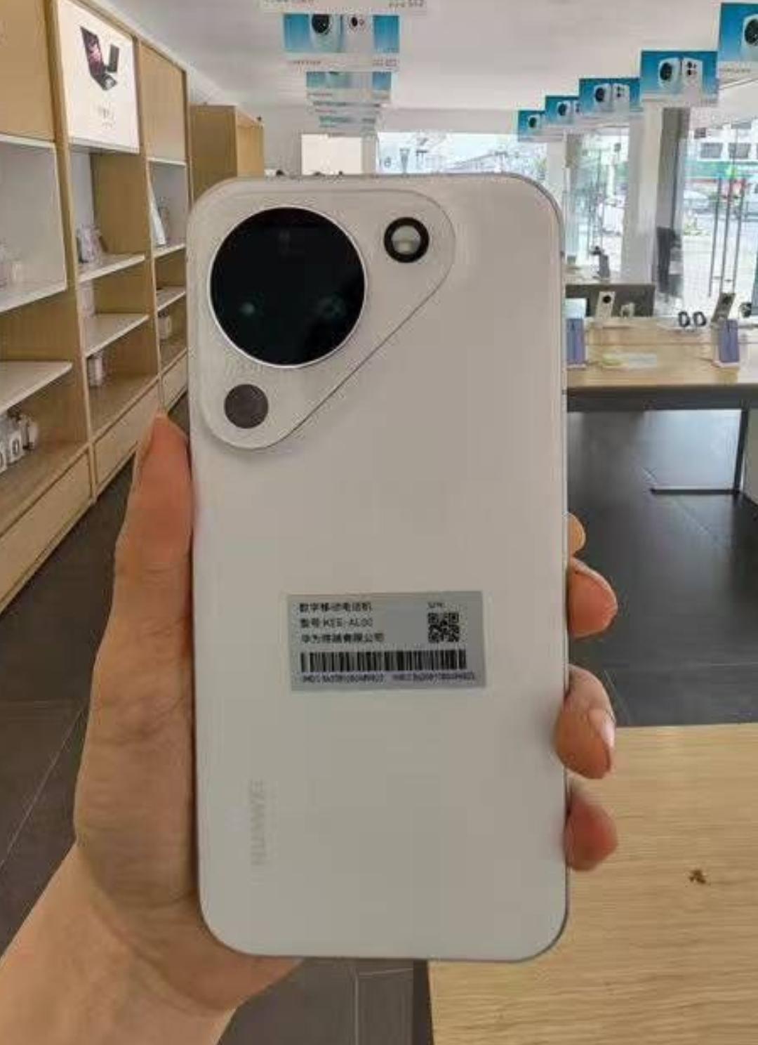 华为Pura90标准版真机曝光，这后置摄像头模组设计地有点抽象。