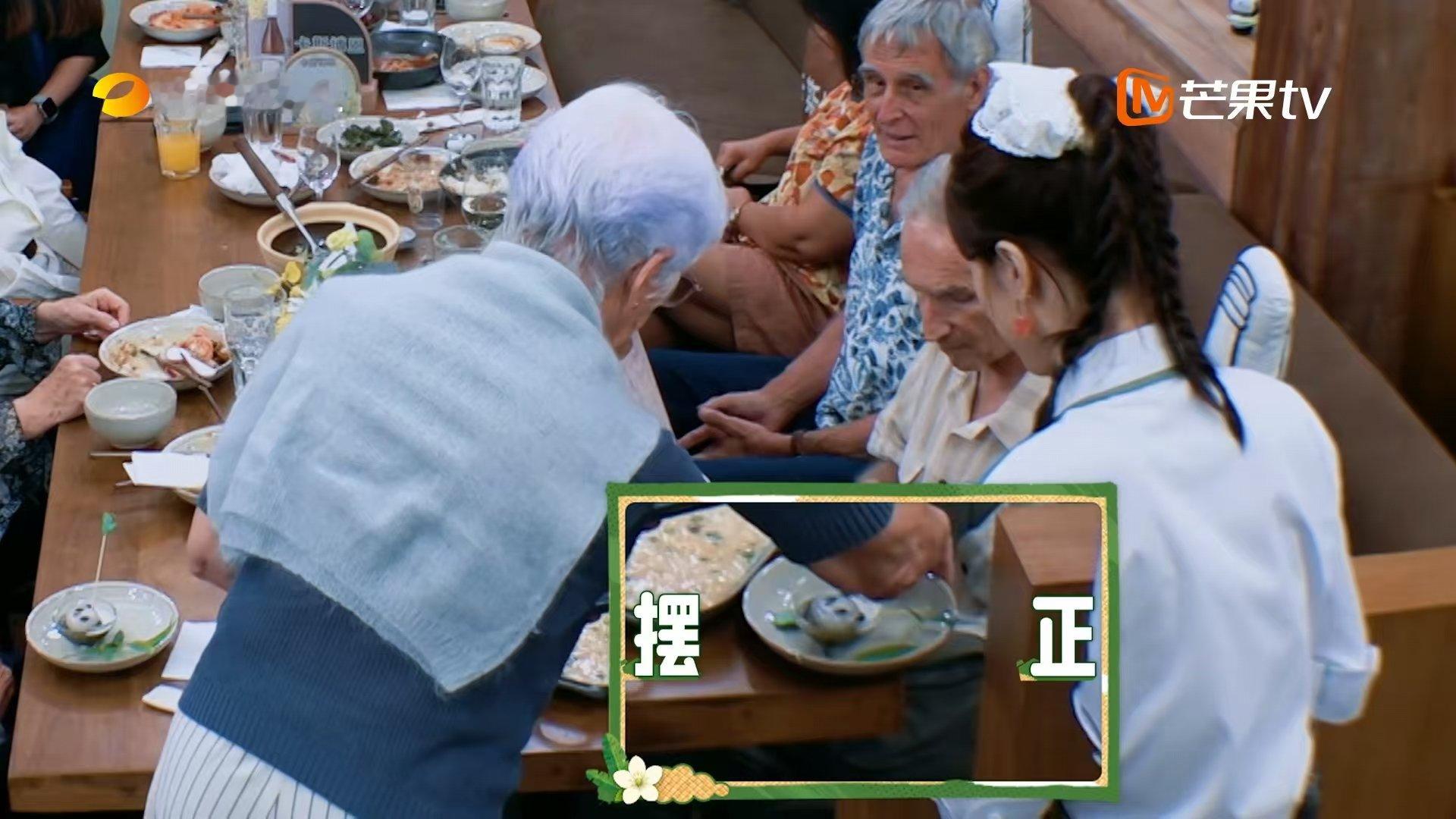 靳梦佳中餐厅熊猫糕卖疯了靳梦佳开心的发出鹅叫一号桌六个还不够，外国客人吃完连连