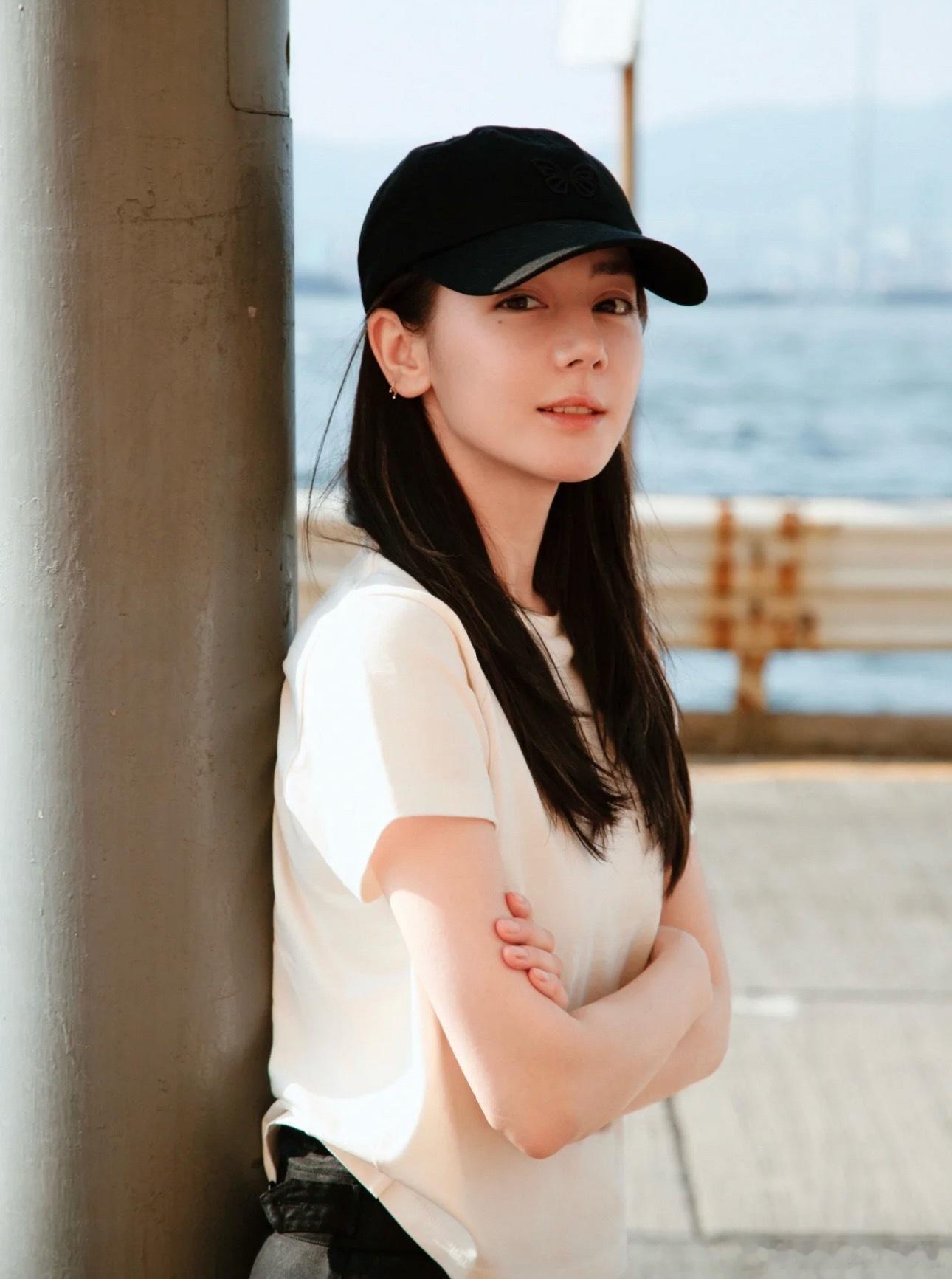迪丽热巴素颜自拍，她好敢啊，口红💄都没画