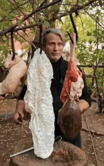 他吃肉，不吃菜，一吃就是一年半。不是减肥，不是养生，是演戏。演一个杀人的屠夫