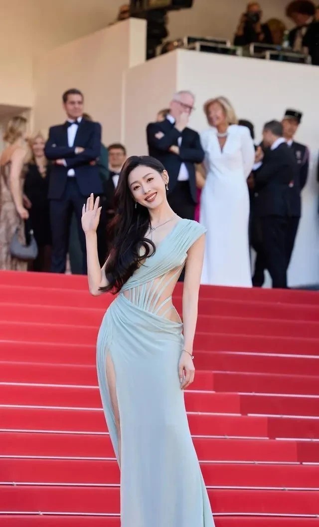 家人们谁懂啊！张天爱这身材简直逆天，傲人曲线超吸睛。镜头里她面部皮肤白皙透亮，好
