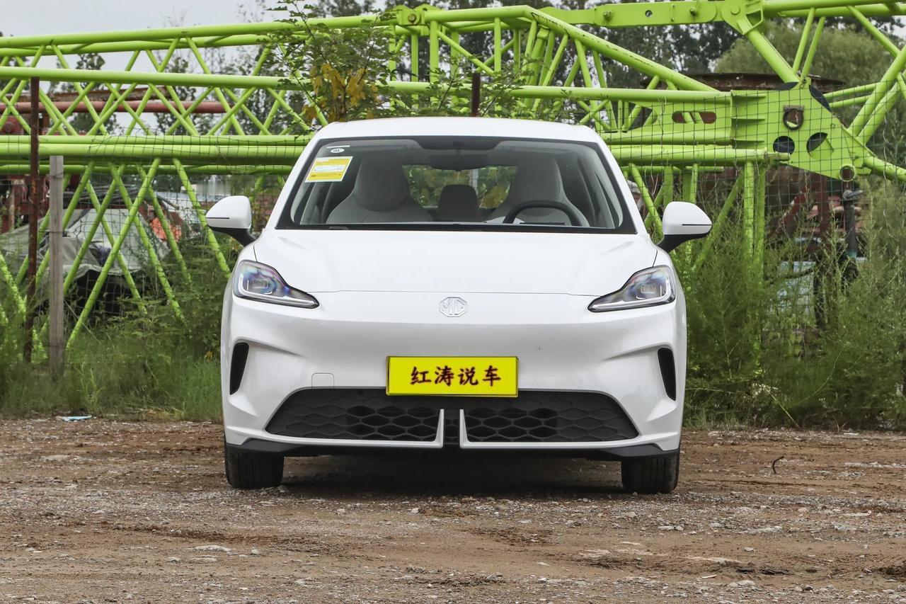 现在新能源车太卷了，七八万就能买到一辆很不错的纯电大两厢！比如名爵MG4，这车堪