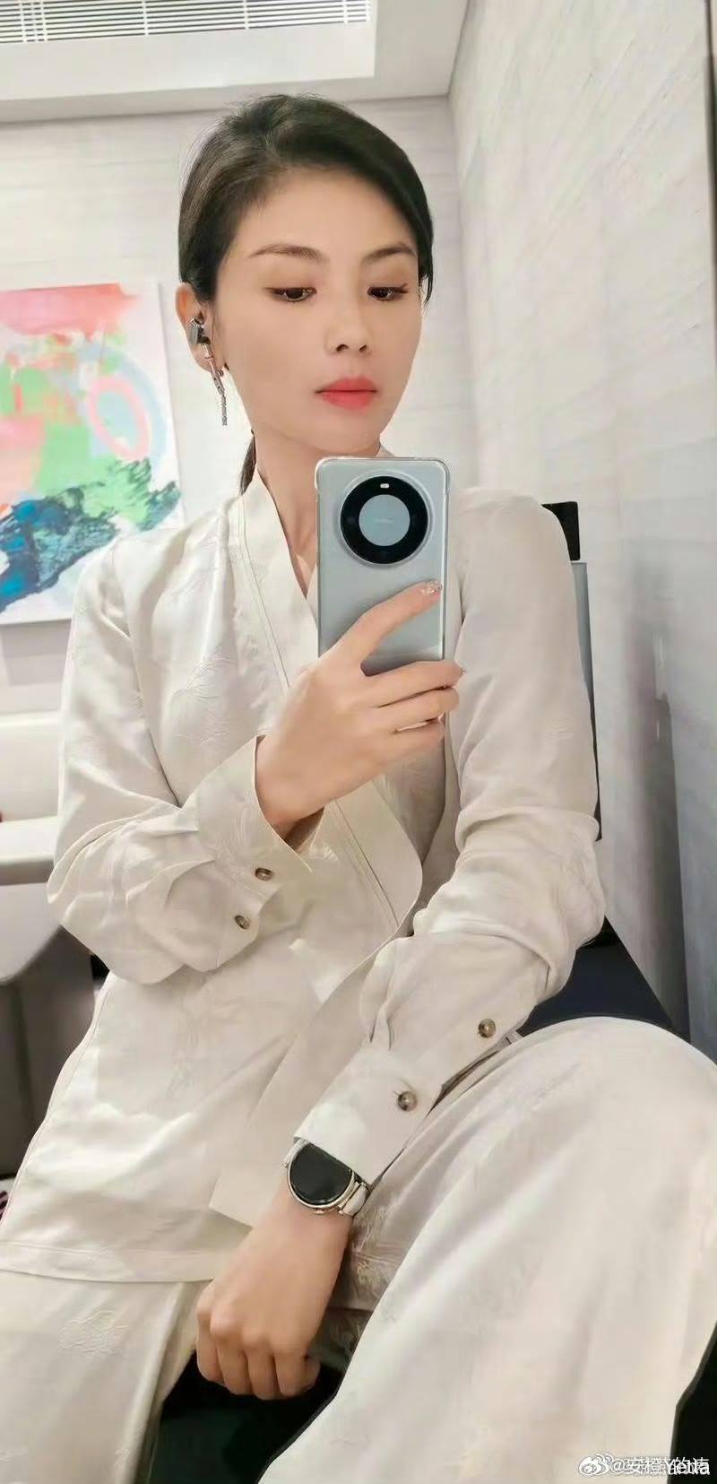 #刘涛#老喜欢你拿着华为mate60的这张照片了，晚安​