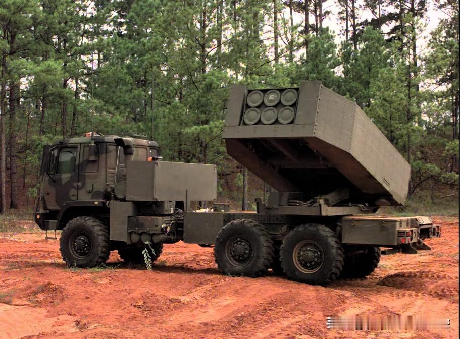 【美制“海马斯”火箭炮遭打击】俄国防部新闻处19日发布消息称，俄军侦察