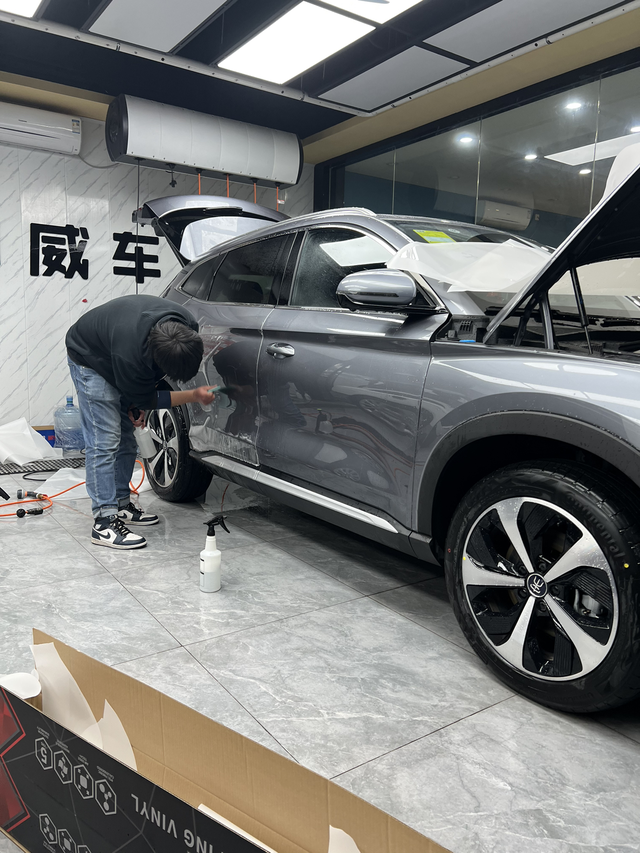 新车味道大车买回来了一个礼拜，车衣贴好了，优点很多，目前缺点就是，新车味道超级