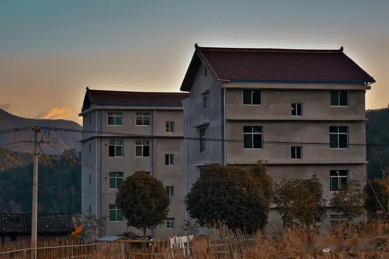 什么叫做家，家到底什么样？小时候，我觉得家就是有床有灶、有爸妈和兄弟姐妹的房子。