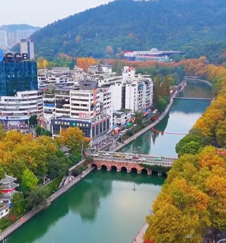 这是我们遵义的秋色，看去上是那么的美好，遵山水便开启了色彩的狂欢。赤水河畔，丹霞