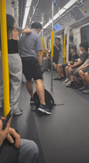 这“诬陷的风”都吹到香港了。女人以为男子偷拍，抓着男子不放手，男子衣服都快被女