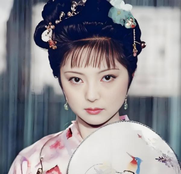 红楼梦中，薛宝钗为啥入宫落选？入宫选拔，第一门槛，就是家族根基，这是红楼的语境