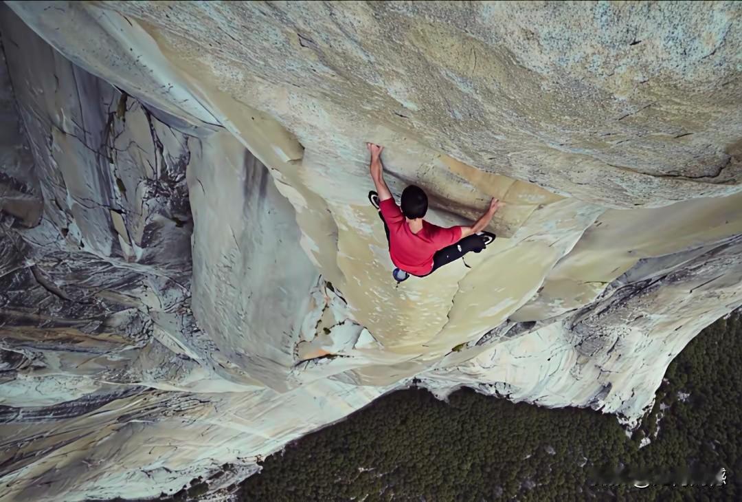 亚历克斯徒手攀爬酋长岩的画面，是迄今为止看过的最惊险的攀爬画面，没有佩戴任何保护