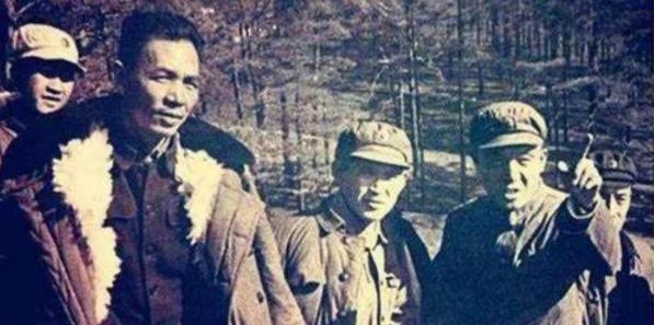 1993年，原广州军区司令丁盛少将夫妇乘坐公共汽车买菜，售票员讲：“老同志，请付